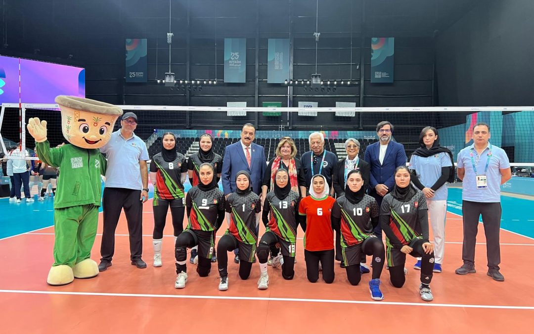 Robin Mitchell y Gunilla Lindberg apoyan al voleibol femenino afgano durante los Juegos en Riad